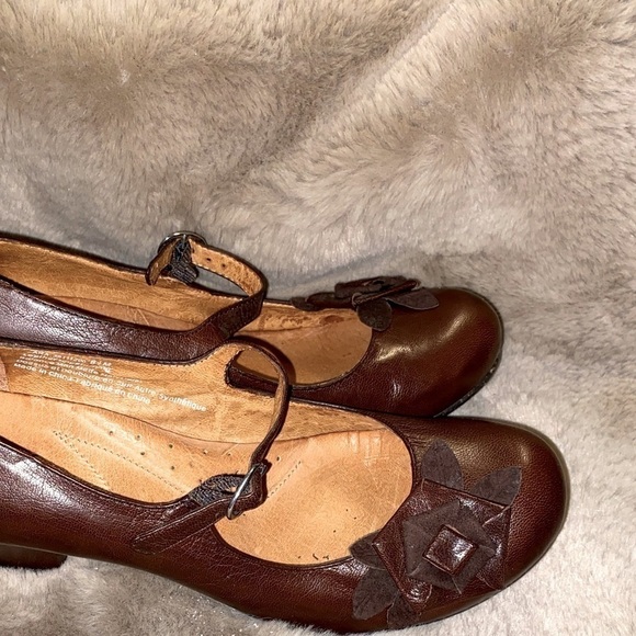 naya Cara Mary Jane Pump Dark Brown Leather Origami Flower Detail S 8.5 EUC - Picture 2 of 5